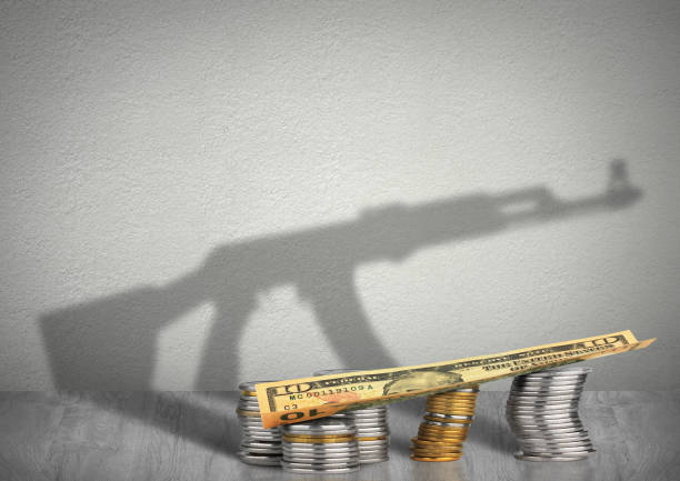 finanzierung des terrorismus konzept, geld mit waffe schatten - currency crime gun conflict stock-fotos und bilder