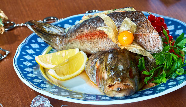 fritos rellenos de pescado en un menú festivo plato - full length whole trout grilled fotografías e imágenes de stock