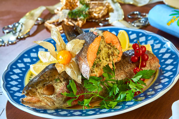 fritos rellenos de pescado en un menú festivo plato - full length whole trout grilled fotografías e imágenes de stock