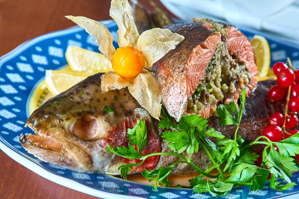 pescado relleno frito en un menú festivo de plato - full length whole trout grilled fotografías e imágenes de stock