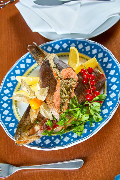 fritos rellenos de pescado en un menú festivo plato - full length whole trout grilled fotografías e imágenes de stock