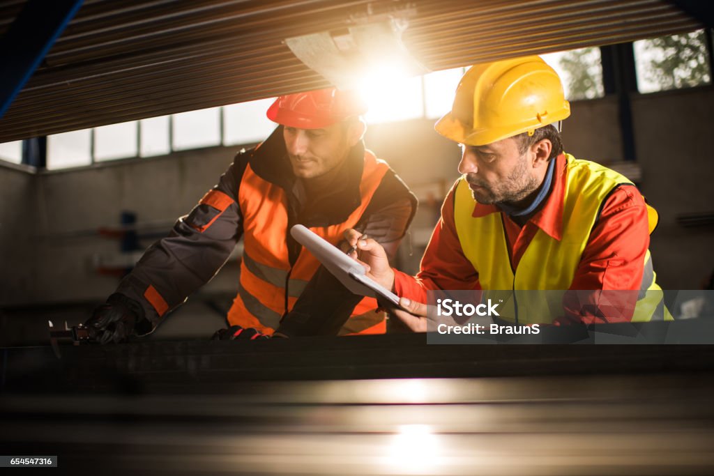Zwei Metallarbeiter in Aluminium Mühle zusammenarbeiten. - Lizenzfrei Blendenfleck Stock-Foto