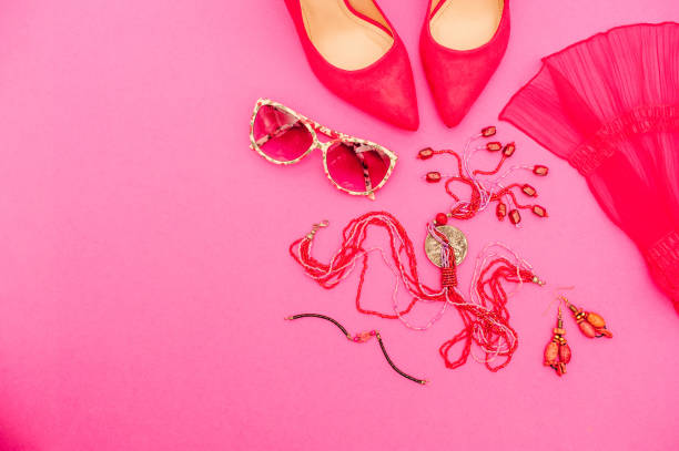 яркий розовый личный аксессуар на розовом фоне - personal accessory fashion bracelet necklace стоковые фото и изображения