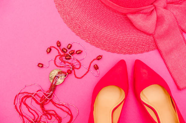 яркий розовый личный аксессуар на розовом фоне - personal accessory fashion bracelet necklace стоковые фото и изображения