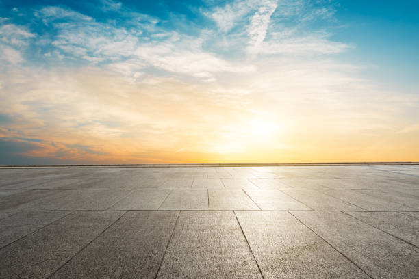 quadratischer boden und himmel bei sonnenuntergang - cloudstreet stock-fotos und bilder