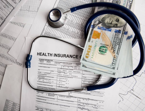 dollari con stetoscopio su di loro. spese per l'assicurazione medica. - currency stethoscope medicare usa foto e immagini stock