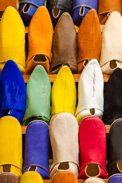시장에 판매를 위한 멀티 컬러 슬리퍼의 그룹 - craft market morocco shoe 뉴스 사진 이미지