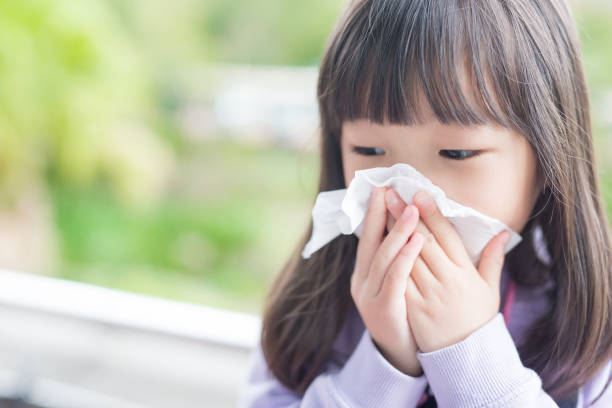 bambina si raffreddore - cold and flu flu virus sneezing illness foto e immagini stock