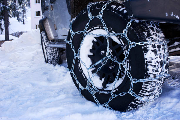 las cadenas de nieve - off road vehicle snow 4x4 driving fotografías e imágenes de stock