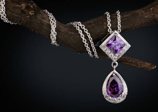 joya de witht de joyería colgante amatista sobre fondo de ramita, negro - amethyst fotografías e imágenes de stock