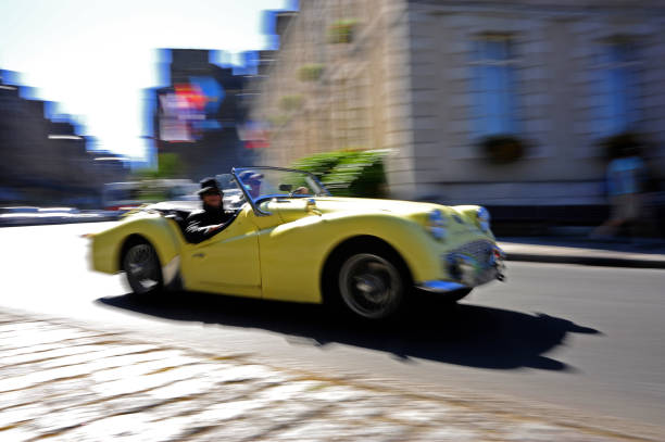 oldtimer-rallye, bretagne, frankreich. ein gelbes cabrio mit von oben nach unten. - road trip collectors car sports car convertible stock-fotos und bilder