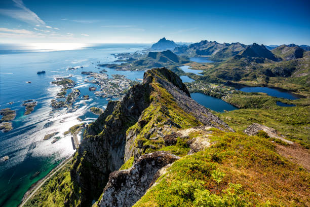 vista dos olhos dos pássaros da cidade de svolvaer. - norway lofoten and vesteral islands sea mountain range - fotografias e filmes do acervo