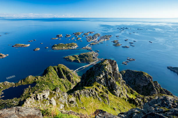 어촌 마을 henningsvaer에 보기 - lofoten henningsvaer norway village 뉴스 사진 이미지