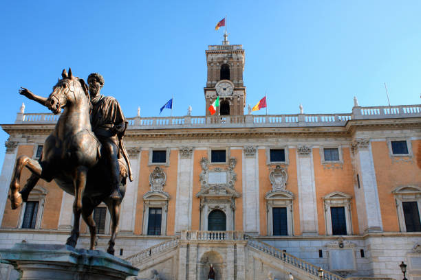 piazza del campidoglio sul campidoglio, municipio di roma, italia - piazza del campidoglio statue rome animal foto e immagini stock