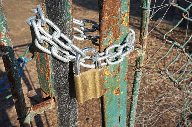 porte métallique fermée avec cadenas et chaîne - weatherd photos et images de collection