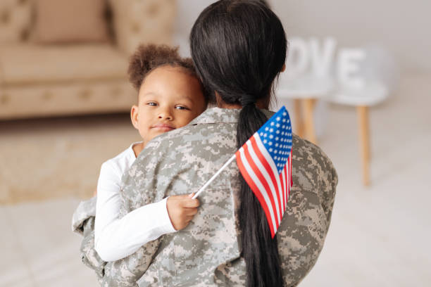 bambino emotivo davvero felice di vedere sua madre - young soldier foto e immagini stock