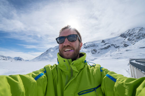 junger mann unter selfie im winter - white lake stock-fotos und bilder