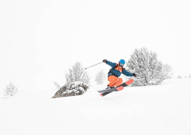 バックカントリースキー - powder snow skiing agility jumping ストックフォトと画像