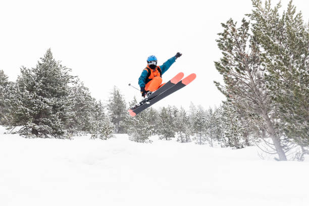 스키어 뛰어내림 - powder snow skiing agility jumping 뉴스 사진 이미지