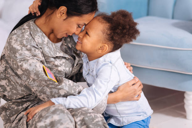 doce amar afago familiar em uma sala de estar - armed forces family military child - fotografias e filmes do acervo