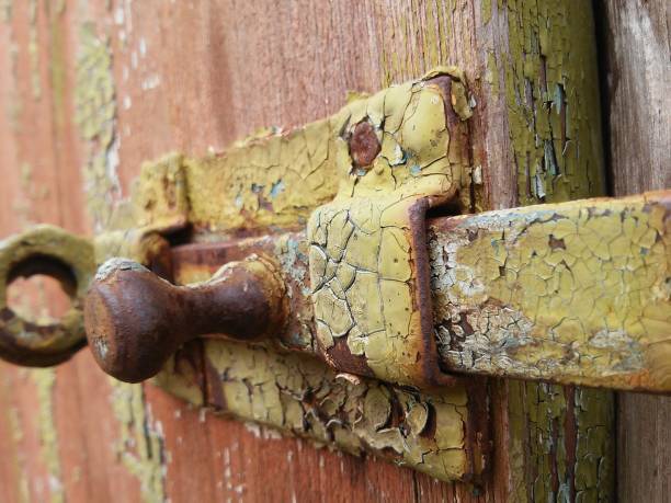 cose vecchie: otturatore arrugginito sulla porta con vernici sbucciate - wood shutter rusty rust foto e immagini stock
