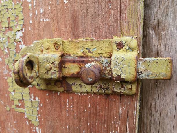 cose vecchie arruggino sulla vecchia porta - wood shutter rusty rust foto e immagini stock