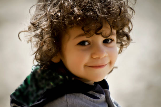 笑う少年 - nature curly hair smiling human face ストックフォトと画像