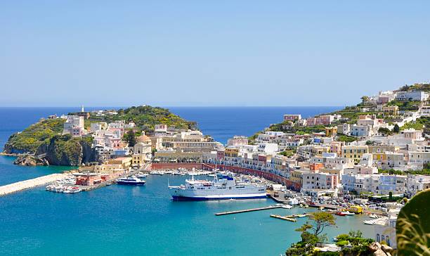 ferry boats atracados no porto pela cidade em ponza contra o céu claro - southern europe public transportation international landmark local landmark - fotografias e filmes do acervo