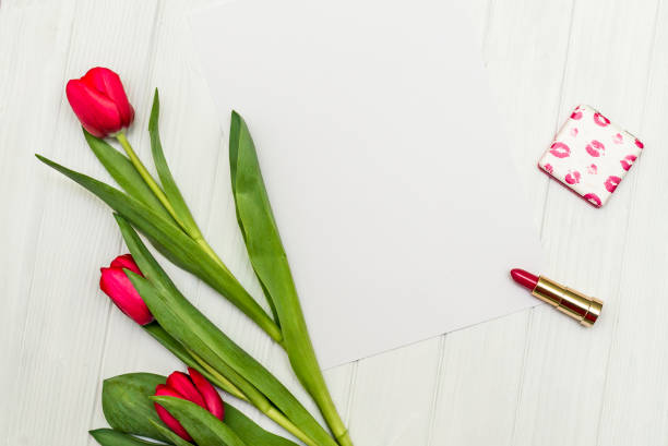 tulipes rouges sur une planche en bois blanche - 11907 photos et images de collection