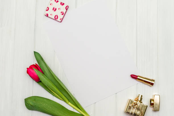 tulipano rosso su una tavola di legno bianco - 11911 foto e immagini stock