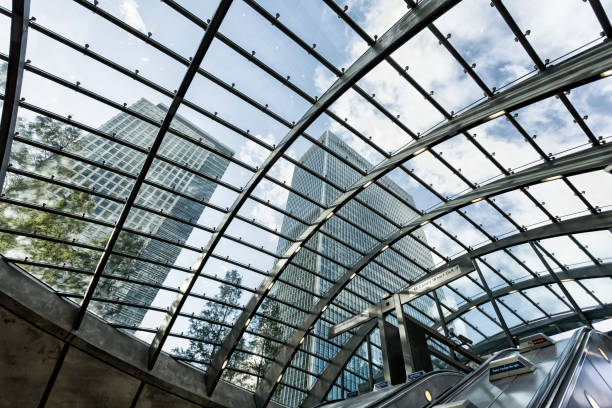 teto luz da estação de metro de canary wharf em londres - canary wharf railway station - fotografias e filmes do acervo