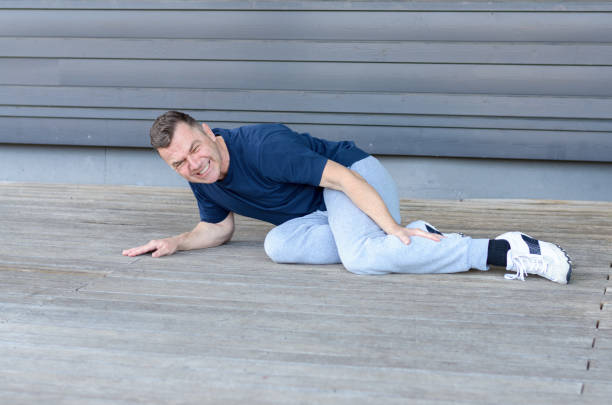 homem de meia-idade esportivo com cãibras musculares - lying on the floor - fotografias e filmes do acervo