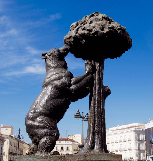 orso e fragola simbolo della città di madrid - puerto de sol foto e immagini stock