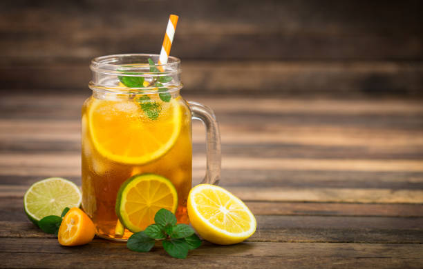 ледяной чай с лимоном, лаймом и мятой - ice tea ice cube ice tea стоковые фото и изображения