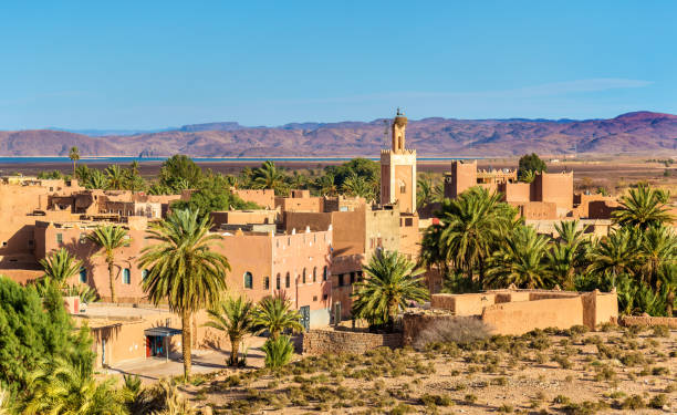 edificios en ouarzazate, una ciudad del centro-sur de marruecos - morocco landscape mountain mountain range fotografías e imágenes de stock