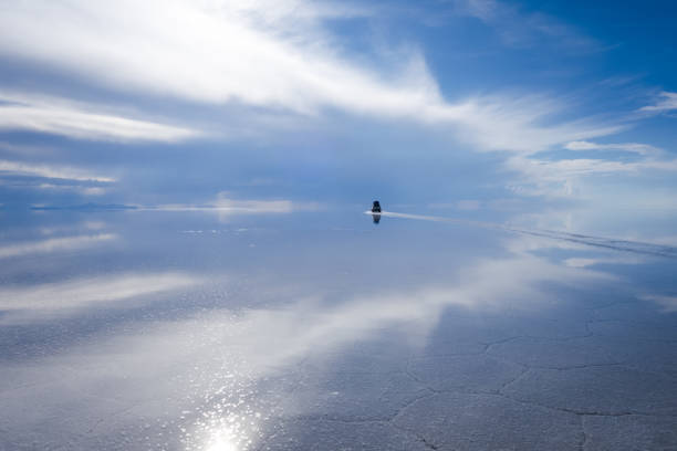 istock Car in Salar de Uyuni desert, Bolivia 654751288