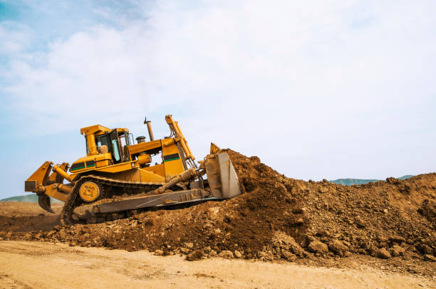 bulldozer in funzionamento in campo aperto - caterpillar truck foto e immagini stock