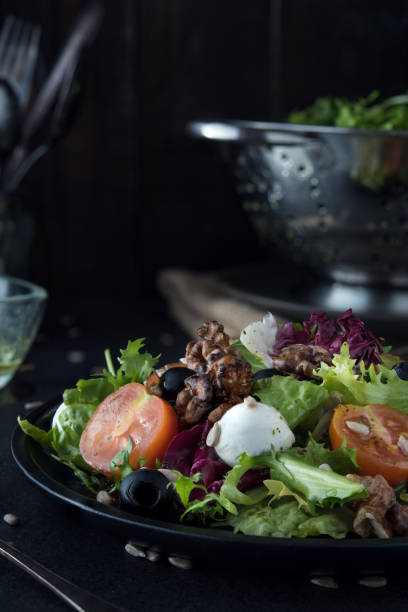 dieta y ensalada mediterránea saludable - mediterranean cuisine salad olive oil tomato salad fotografías e imágenes de stock