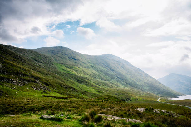 vallée de doolough dans les collines de sheeffry du comté de mayo, irlande - county mayo ireland photos et images de collection