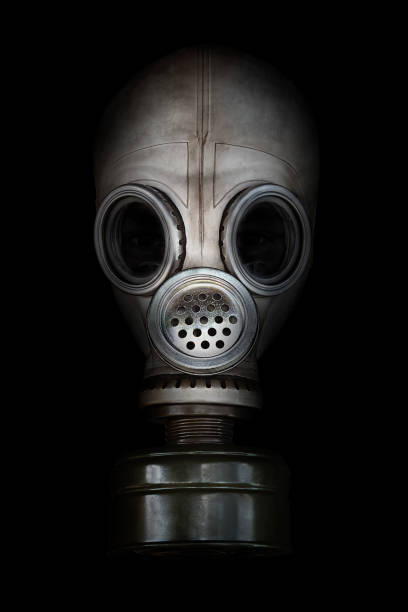 黒い背景に古いガスマスク - gas mask mask nobody protection ストックフォトと画像