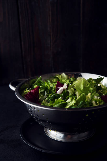 dieta i zdrowa sałatka śródziemnomorska - mediterranean cuisine salad olive oil tomato salad zdjęcia i obrazy z banku zdjęć