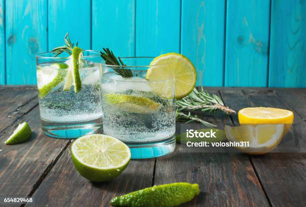レモンローズマリー氷とカクテル酒ジン トニック - ジントニックのストックフォトや画像を多数ご用意 - ジントニック, 蒸留酒 ジン, カクテル