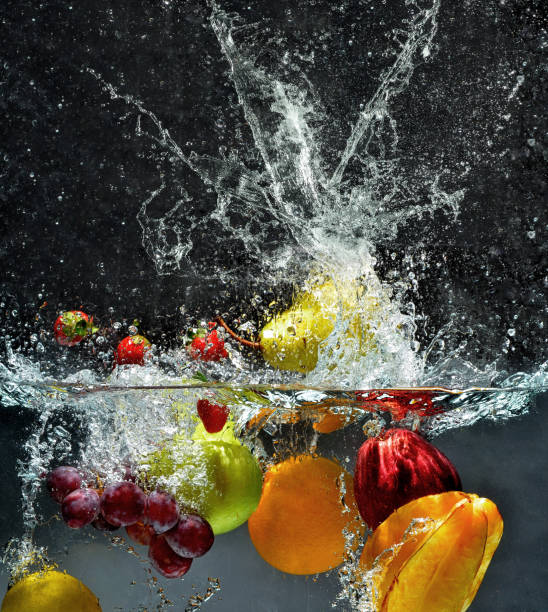 frutas y vegetales en agua - splashing orange fruit water fotografías e imágenes de stock