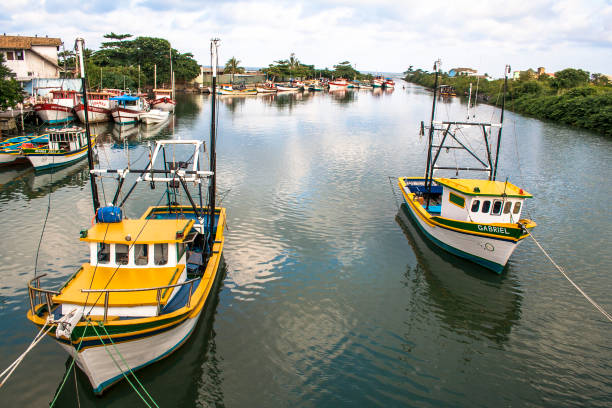 peruíbe, sp, brazil, 11/05/2009. boats and fishermen in the fishing port of the mouth of the rio preto, in peruíbe, sp. "u2013 photo: alf ribeiro - - sao paulo south america marina southeastern region imagens e fotografias de stock