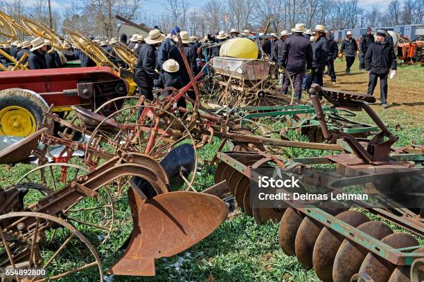 Photo libre de droit de Matériel Agricole Pour La Vente Aux Enchères De Comté De Lancaster banque d'images et plus d'images libres de droit de Adulte