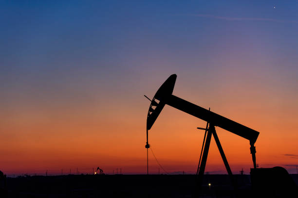 pumpjack al tramonto - oil pump oil industry alberta equipment foto e immagini stock