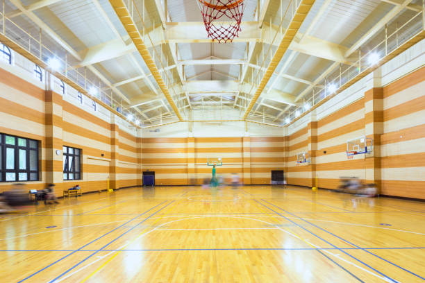 interior da quadra de basquete vazia - school gymnasium school basketball court gym - fotografias e filmes do acervo