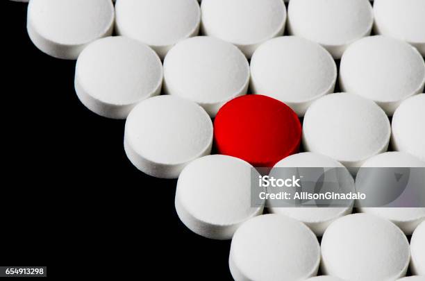 Closeup En Pastillas Blancas Con Color Rojo Foto de stock y más banco de imágenes de Adicción - Adicción, Analgésico, Antibiótico