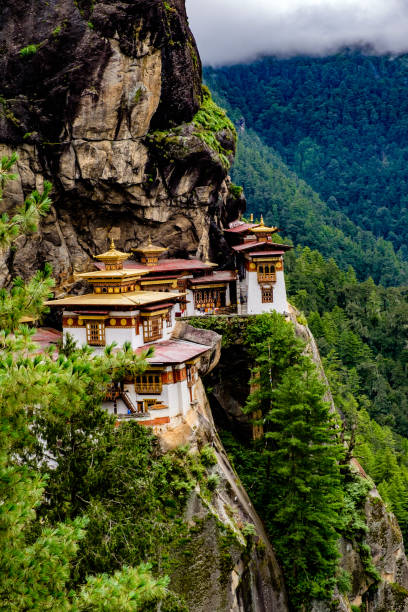 taktshang goemba - monastère de taktsang photos et images de collection