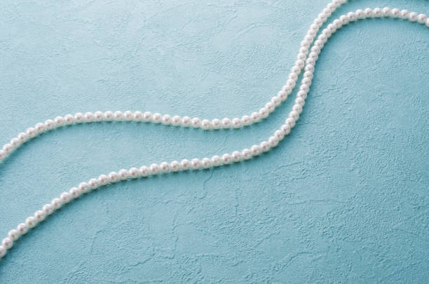 collar de perlas y dorso azul - pearl jewelry wedding necklace fotografías e imágenes de stock